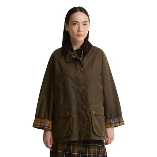 Veste de terrain Barbour pour femme, en coton ciré vert olive, col marron foncé et poignets à carreaux. Blazer Bedale beige en coton ciré.
