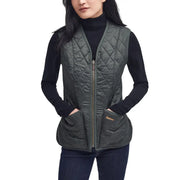 Gilet sans manches Barbour Betty Liner en polaire verte pour femme, vert olive matelassé avec surpiqûres en losange, fermeture éclair sur le devant et poches griffées.