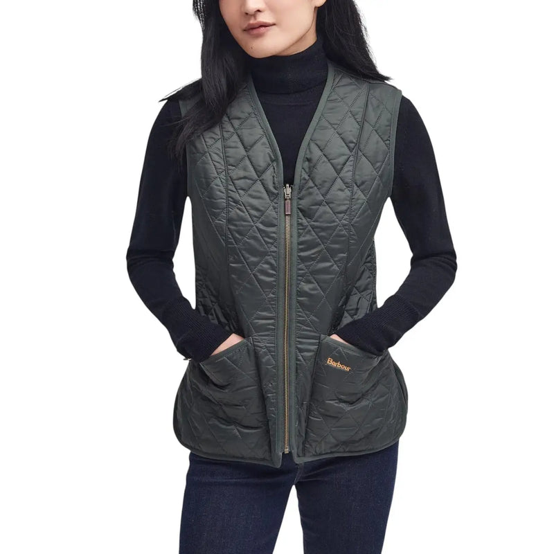 Gilet sans manches Barbour Betty Liner en polaire verte pour femme, vert olive matelassé avec surpiqûres en losange, fermeture éclair sur le devant et poches griffées.