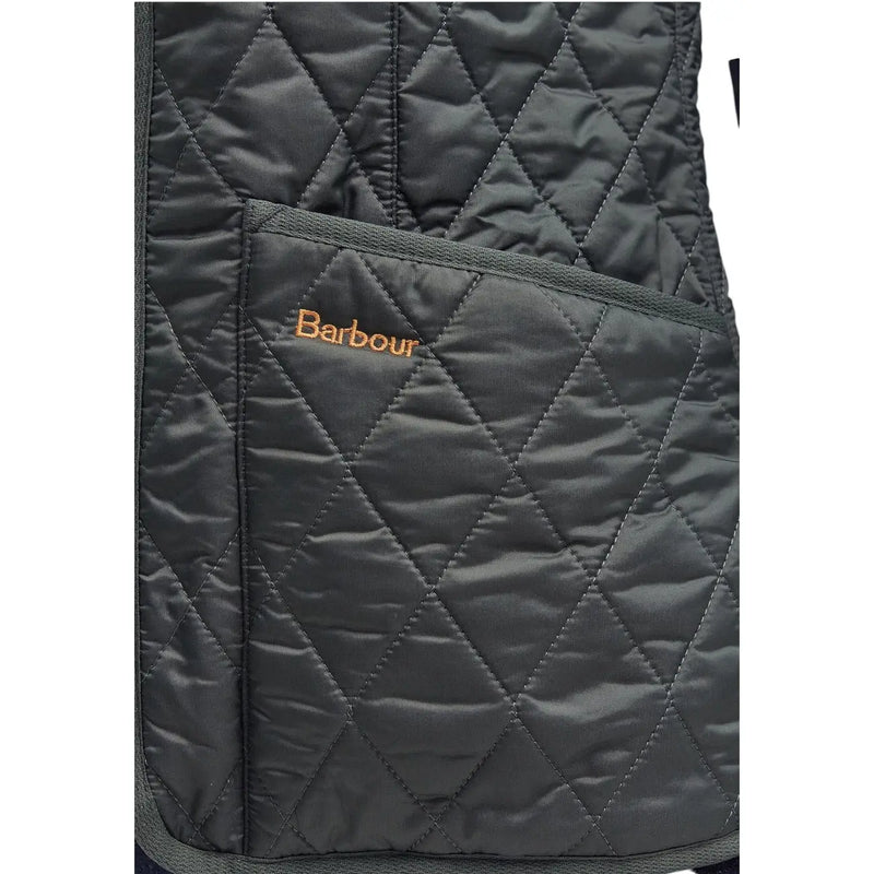 Gilet sans manches Barbour Betty Liner en polaire verte pour femme, gris foncé matelassé avec surpiqûres en losange et logo brodé doré sur la poche