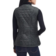Gilet matelassé Barbour Betty pour femme, gris foncé, doublé de polaire verte, à motif losanges et au fini légèrement brillant.