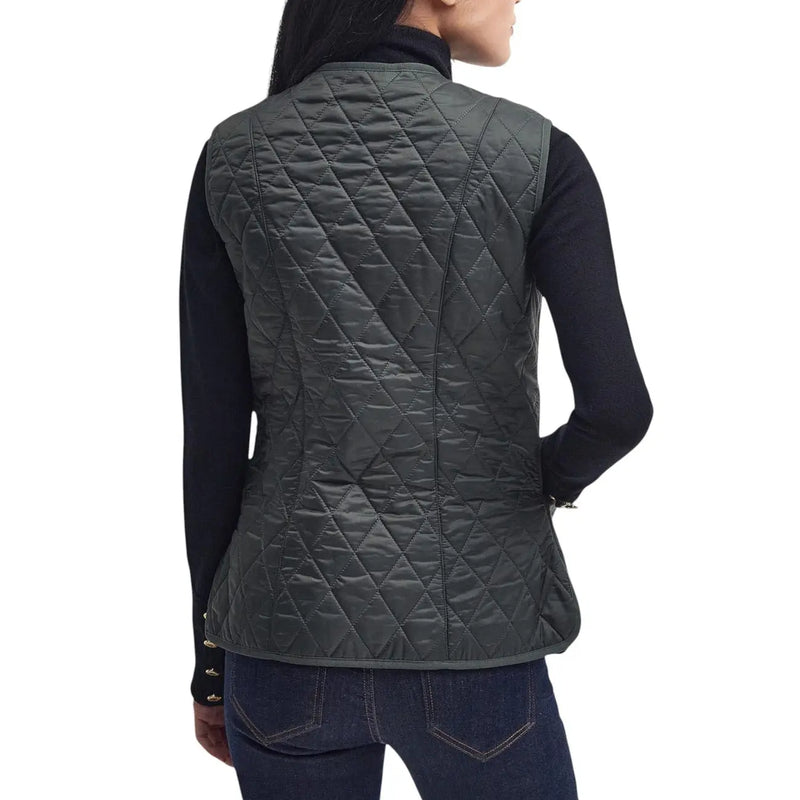 Gilet matelassé Barbour Betty pour femme, gris foncé, doublé de polaire verte, à motif losanges et au fini légèrement brillant.