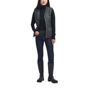 Gilet matelassé vert foncé Barbour Betty Liner pour femme, en polaire verte, avec fermeture éclair sur le devant et poches latérales.