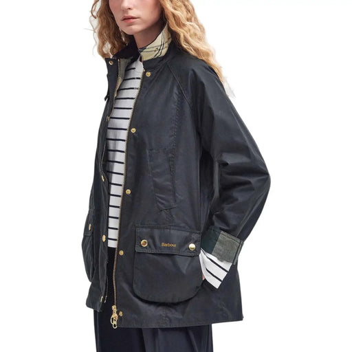 Blazer Barbour pour femme, bleu marine foncé, en coton marron ciré, avec boutons dorés et poignets rayés.