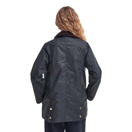 Blazer Barbour pour femme, en coton ciré marron, avec tissu imperméable bleu marine foncé, col en velours côtelé marron et boutons en laiton.