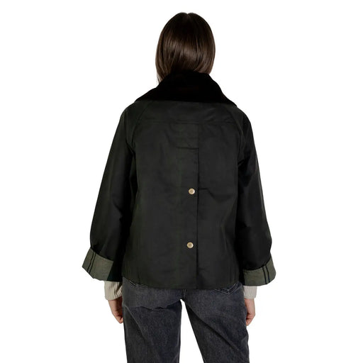 Blazer Barbour pour femme, en coton ciré vert, idéal pour l'automne, avec col en fourrure noire pelucheuse et finitions vert olive aux poignets.