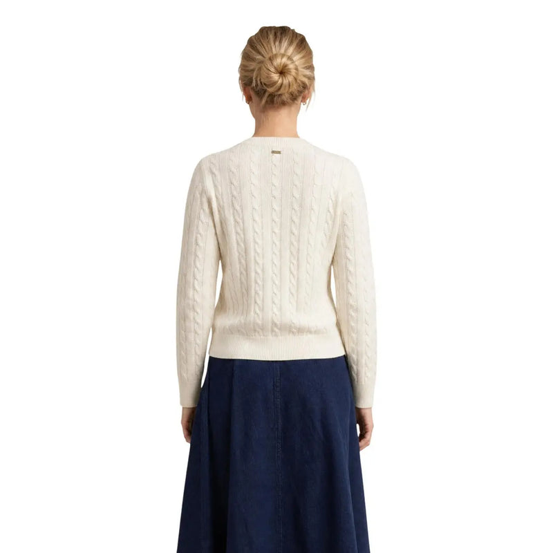 Pull en laine et coton couleur crème à torsades, avec ourlet et poignets côtelés, issu de la collection de pulls blancs en duvet pour femme de Barbour.