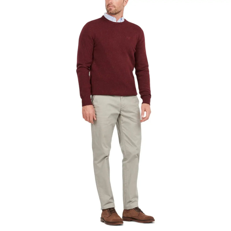 Pull Barbour Tisbury en laine bordeaux pour homme, avec logo brodé discret sur la poitrine (vue de face).