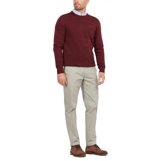 Pull Barbour Tisbury en laine bordeaux pour homme, avec logo brodé discret sur la poitrine (vue de face).
