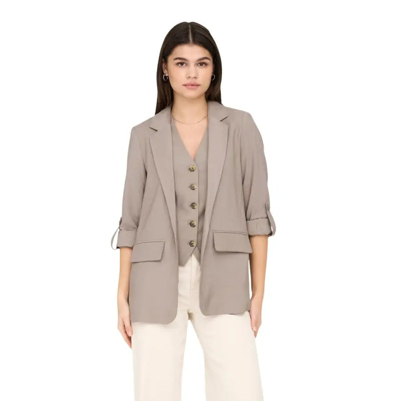 Tailleur blazer beige à manches retroussées et boutons dorés