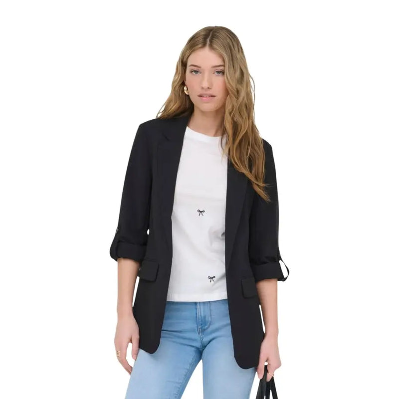 Ensemble blazer beige avec blazer noir, manches retroussées, broderie nœud papillon sur t-shirt blanc