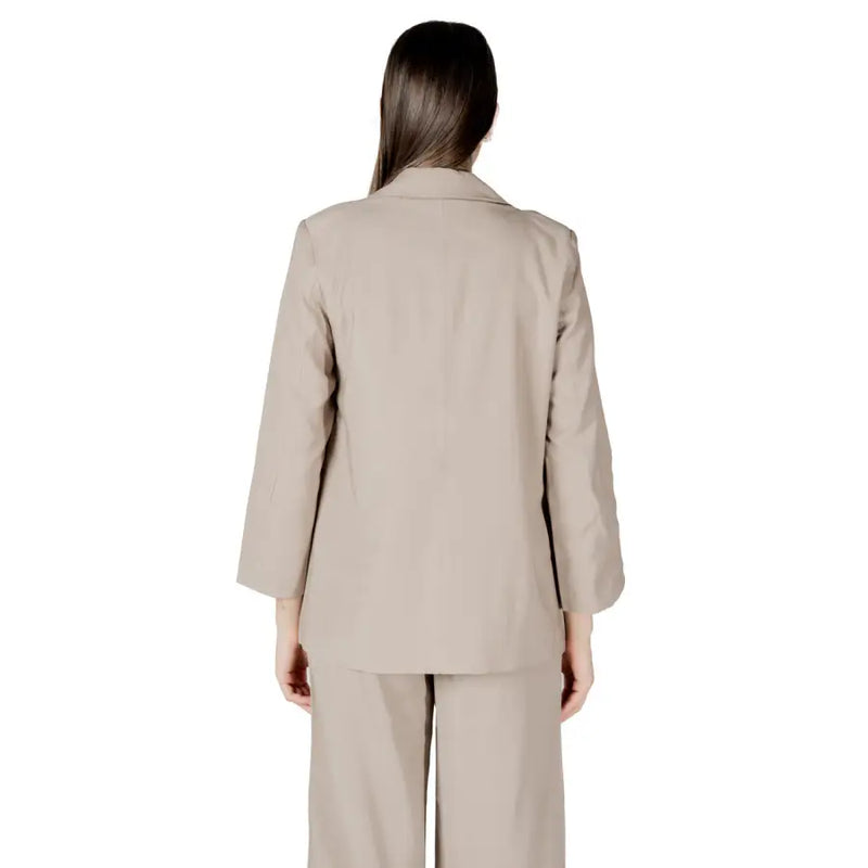 Beige blazer suit with relaxed fit and three quarter length sleeves crafted from soft breathable fabric
