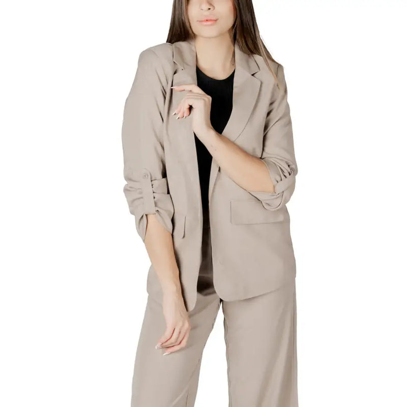 Beige blazer suit with rolled-up sleeves and a sleek tailored fit made from high-quality fabric