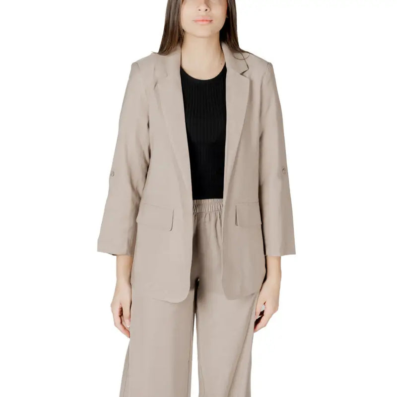 Beige blazer suit featuring three-quarter sleeves and flap pockets in a tailored design for formal wear