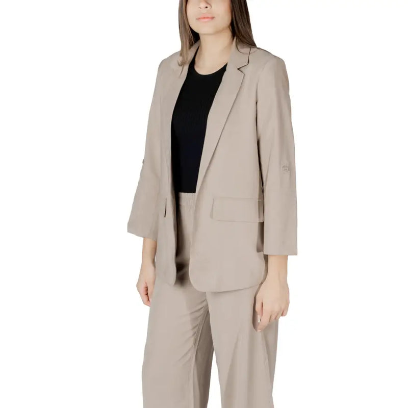 Beige blazer suit with three-quarter sleeves and sleek tailored fit ideal for professional and formal occasions
