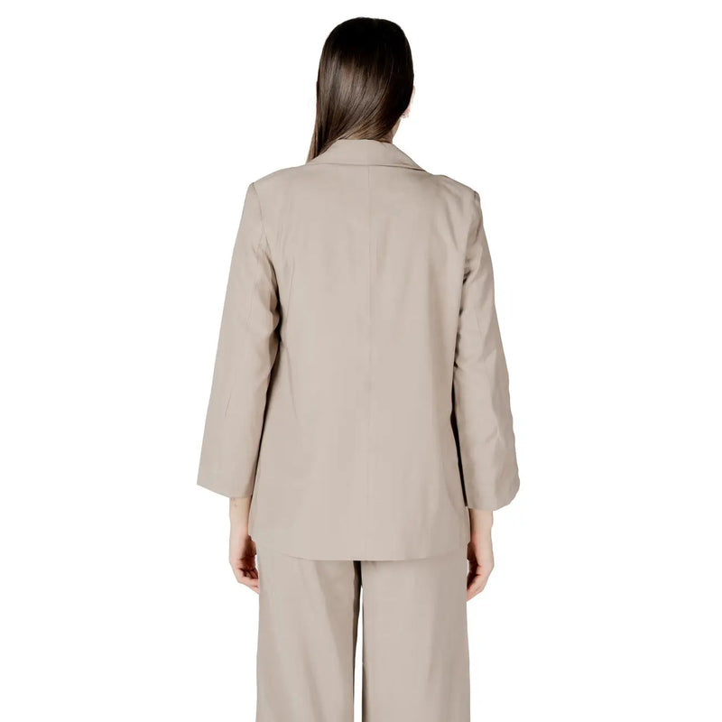 Beige blazer suit with relaxed fit and three quarter length sleeves crafted from soft breathable fabric