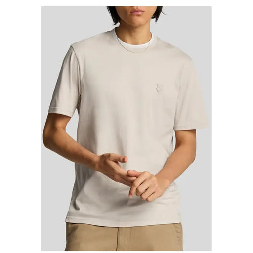 Col rond beige T-shirt image présentée en T-shirt marron à manches courtes et col rayé blanc