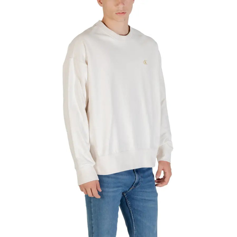 Sweat-shirt beige à col rond en tissu couleur crème orné de subtils détails dorés Calvin Klein logo sur la poitrine