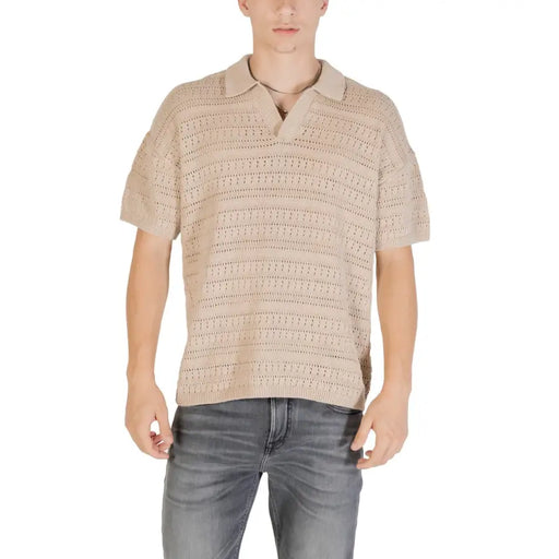 Polo beige en maille présenté dans un produit intitulé Polo noir en maille