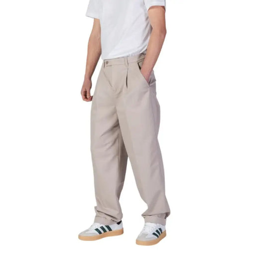 Beige pleated trousers from Calvin Klein Jeans for men, ideal for spring and summer