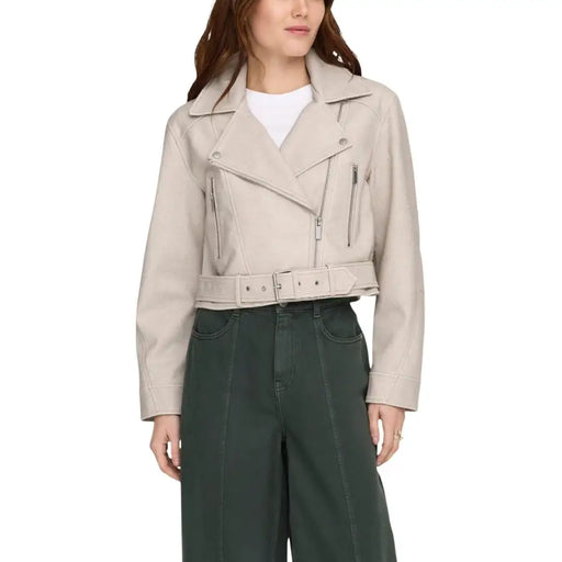 Veste de motard beige en similicuir avec fermetures éclair argentées, ceinture et col en V