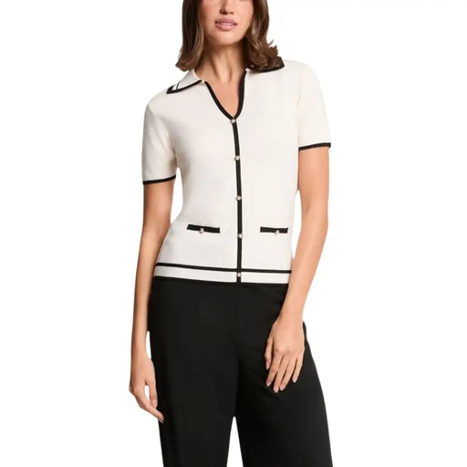 Gilet beige à manches courtes et col en V, poches avant et finitions noires