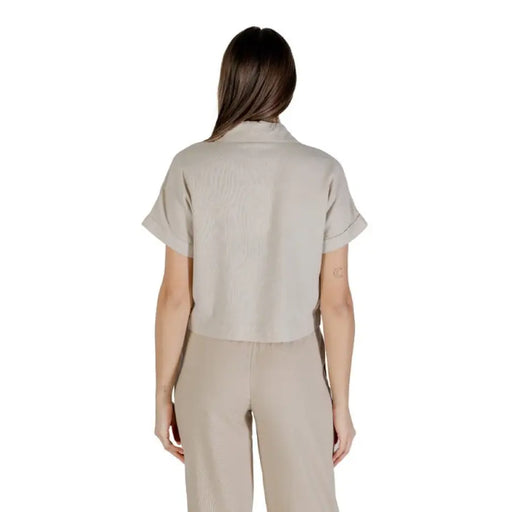 Beige linen short-sleeved shirt and pants set for women, elegant and comfortable attire