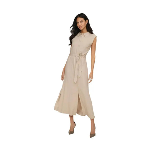 Robe beige sans manches en lin et viscose, avec ceinture, taille nouée et fentes latérales.