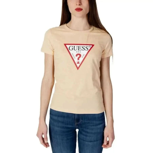 Beige Guess Femmes T-Shirt avec un logo triangulaire rouge sur le devant