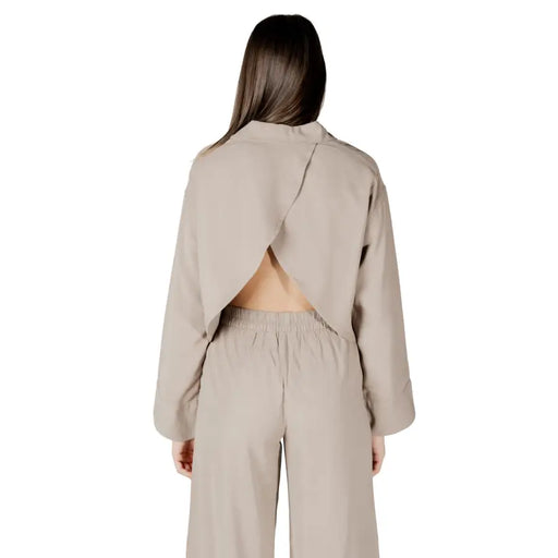 Vue de dos d'un chemisier beige en viscose à manches longues et col rond avec découpe