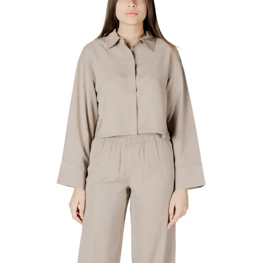 Chemisier beige en viscose à manches longues et col rond, coupe décontractée et poignets plissés