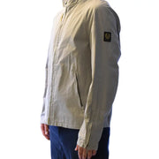 Blazer Belstaff pour homme, gris anthracite, en coton, col roulé zippé, tissu texturé beige plage et logo brodé noir sur la manche.