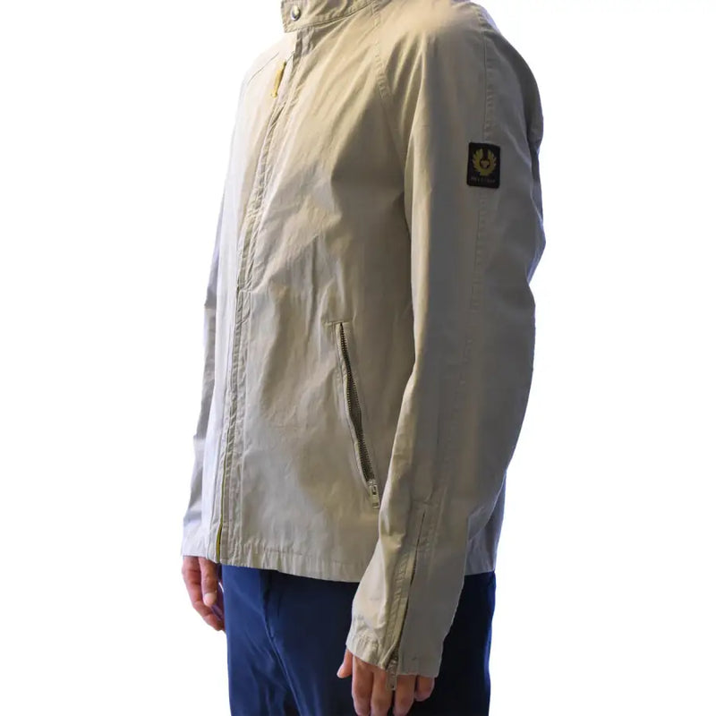 Blazer Belstaff pour homme, gris anthracite, en coton, col roulé zippé, tissu texturé beige plage et logo brodé noir sur la manche.