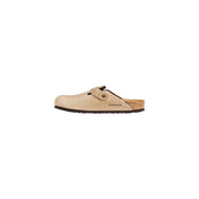 Sabot Birkenstock pour homme en daim beige avec semelle intérieure en liège et semelle extérieure en caoutchouc noir pour un confort optimal.