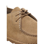 Mocassin Birkenstock pour homme en daim beige, lacé et orné de surpiqûres apparentes.