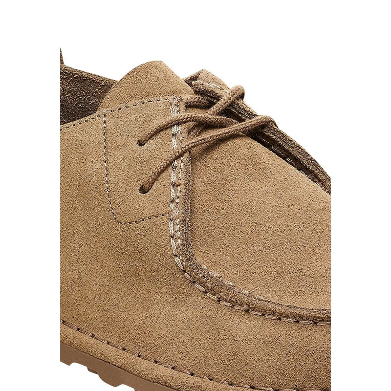 Mocassin Birkenstock pour homme en daim beige, lacé et orné de surpiqûres apparentes.