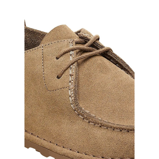 Mocassin Birkenstock pour homme en daim beige, lacé et orné de surpiqûres apparentes.