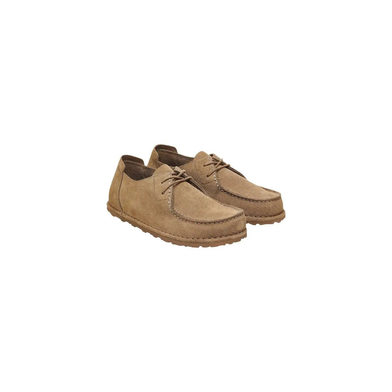 Mocassins Birkenstock pour homme en daim beige, avec tige souple texturée en daim beige et lacets assortis.
