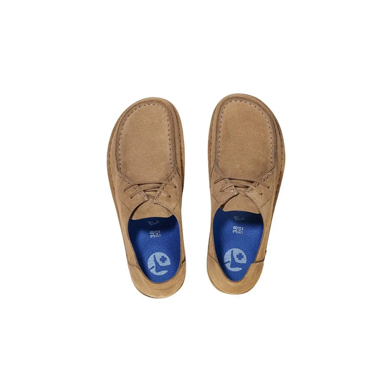 Mocassins Birkenstock pour homme en daim beige, modèle à enfiler, lacets assortis et semelle intérieure bleue avec logo de la marque.