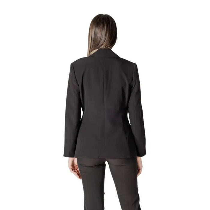 Black business suit for women displayed in a professional clothing product image