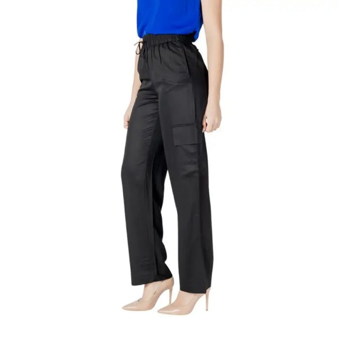 Black drawstring cargo pants for versatile and stylish casual wear