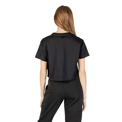 Black cotton print women’s short-sleeved crop T-shirt with round neck and side slits