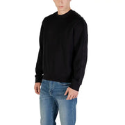 Black crewneck sweater made of soft fabric with ribbed cuffs and hem for comfortable casual wear