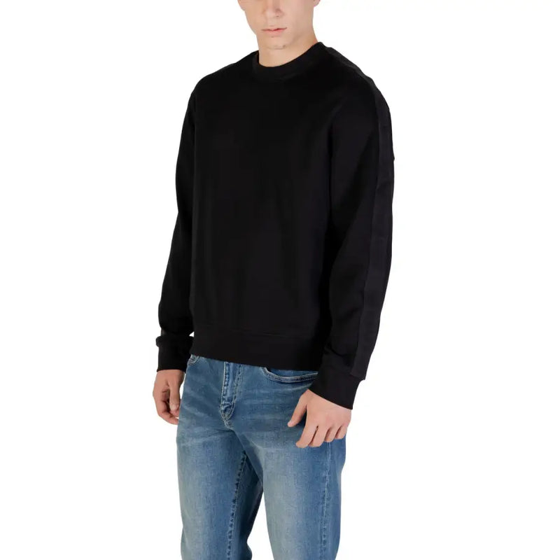 Black crewneck sweater made of soft fabric with ribbed cuffs and hem for comfortable casual wear