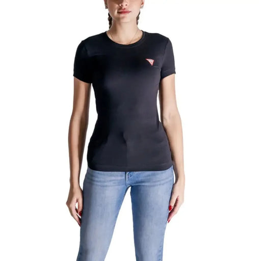 Noir ajusté t-shirt avec un petit logo triangulaire rouge de Guess Collection femme