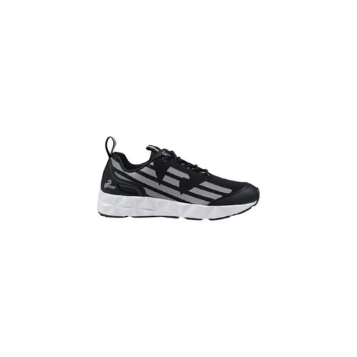 Chaussure de sport noire et grise à motif géométrique de la collection Black and Beige Geometric Athletic Shoe.