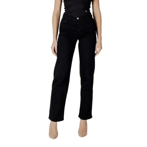 Black high-waisted jeans from Ichi featuring front and back pockets for women