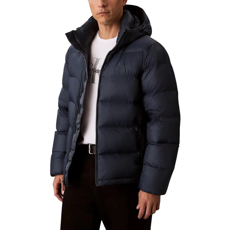 Doudoune noire à capuche, bleu marine foncé, matelassée et dotée d'une capuche isolée pour une protection optimale contre le froid.