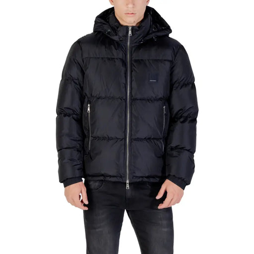 Doudoune noire à capuche présentée dans la fiche produit de vêtements d'extérieur pour hommes