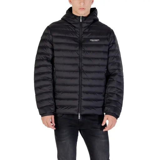 Doudoune noire à capuche présentée sur un site de vente en ligne de vêtements d'hiver élégants